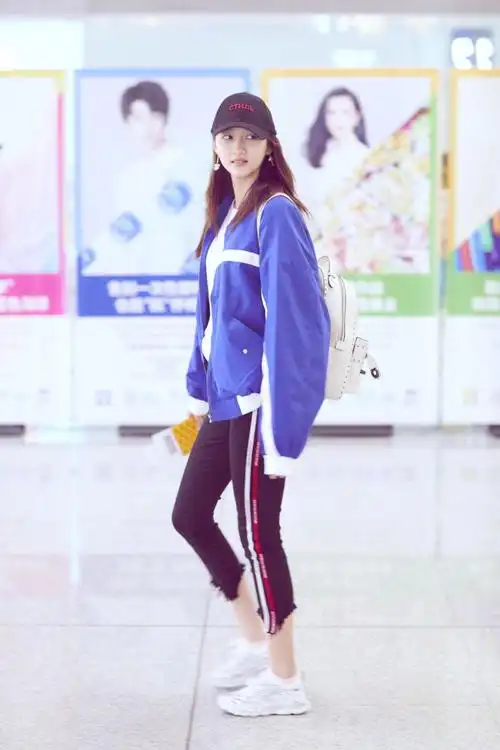 让关晓彤穿出好身材,同时脚踩一双小白鞋,休闲十足,让关晓彤更加接地