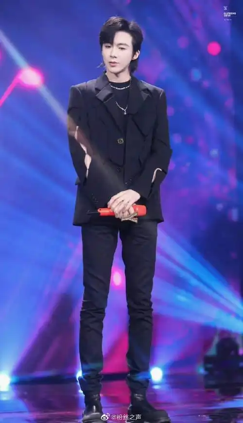 刘宇宁身高189,腿长115,自带苏感,就是从漫画里走出来的长腿帅哥