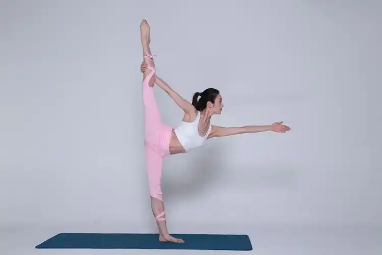 王思聪新欢万穗瑜伽写真 一字马倒立身姿柔韧