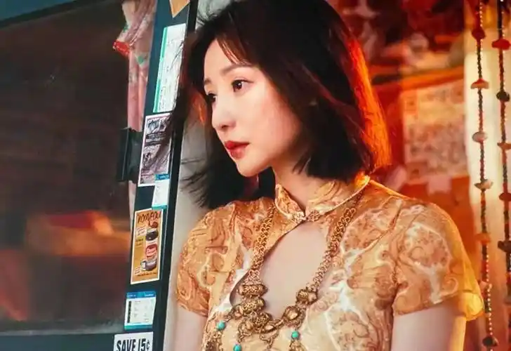 柳岩饰演时尚女保镖剧中红裙平底锅时尚狂野