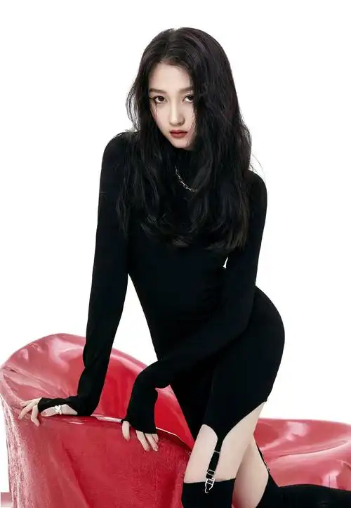 关晓彤太瘦撑不起短裙,用"橡皮筋"绷在袜子上,却意外魅到惊艳