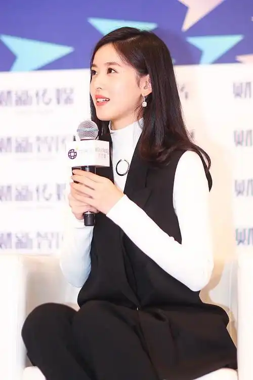 奶茶妹妹章泽天很像女强人黑白简约穿搭看起来干净利落