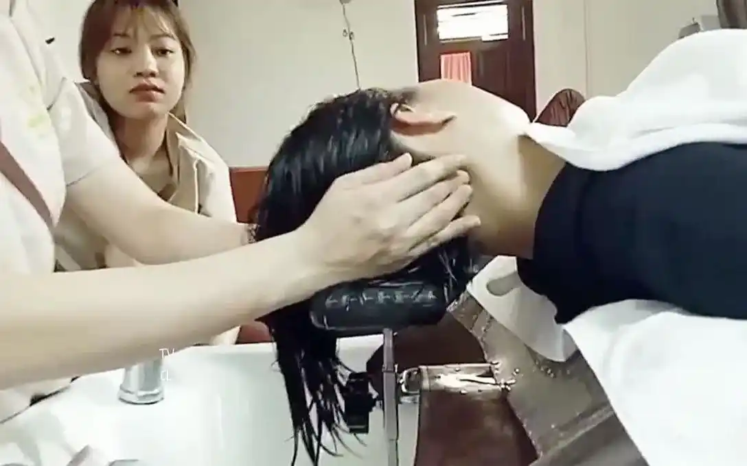 越南理发店员工培训洗头场景