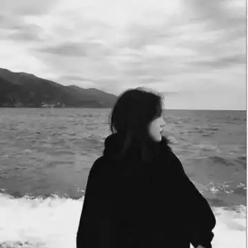 黑白女生背影头像高冷霸气 - 超拽女生头像!