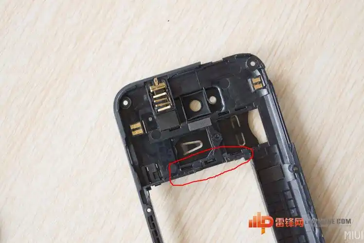 大家的m1电池触点上面的这红圈.如图.这里按下去会松动吗?