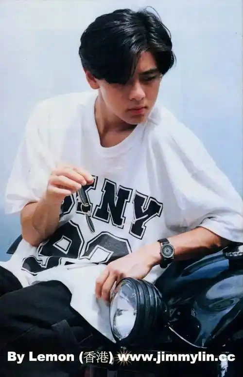 林志颖好苍老,胡子拉碴皱纹多,米兰玩赛车,至今仍开黑色特某拉_车祸