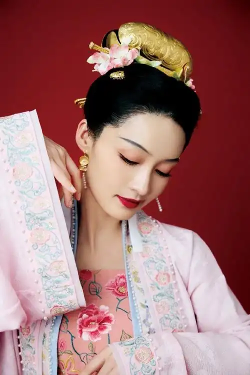 李沁央视春晚宋韵造型##李沁春晚宋韵古装大片