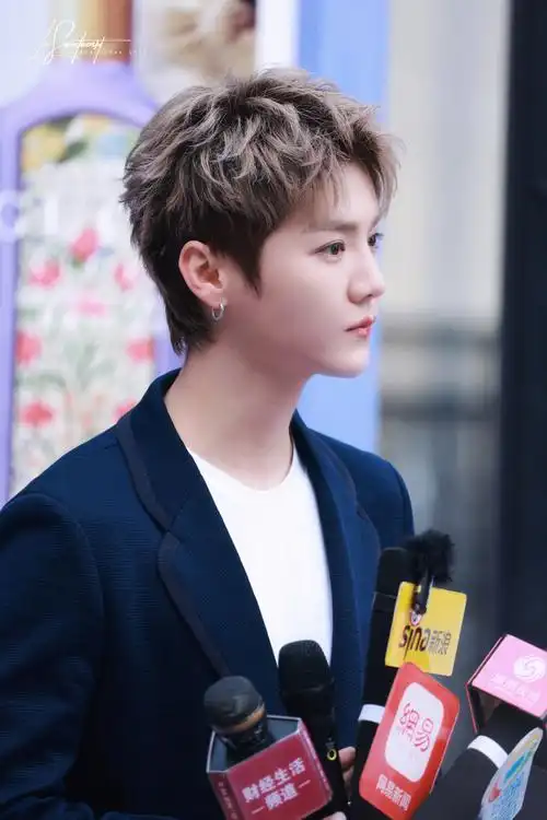 鹿晗#【20231103 gucci站台】他的睫毛 弯的嘴角 无预警地对我笑98