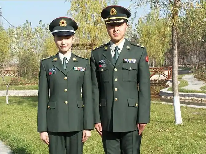 求帮我p这军装.