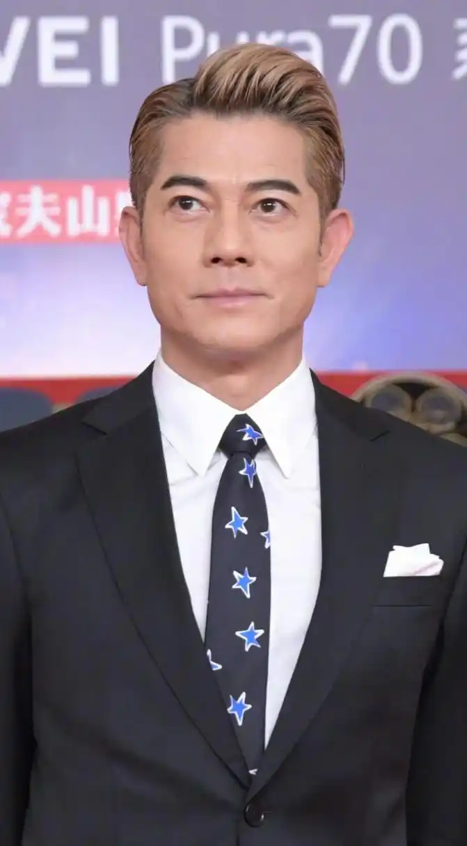 58岁的郭富城亮相电影之夜红毯,金发背头帅气难挡,说真的,快60岁了