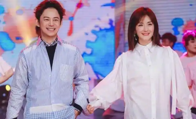 何炅隐婚曝光何炅王菁同乘一辆车聚餐心情大好情侣装超般配