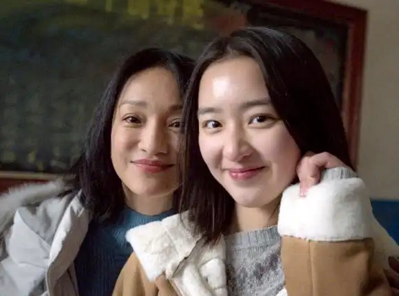 44岁周迅和张子枫同框,嘟嘴卖萌好可爱,网友:像20岁小姑娘