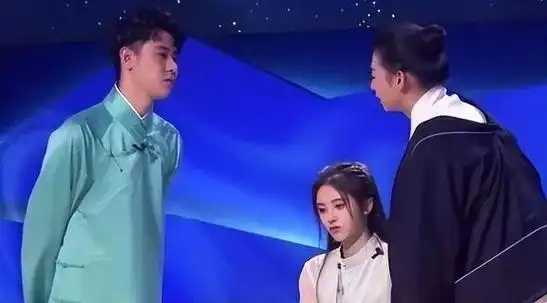 鞠婧祎在评价选手的歌曲时,被批评缺乏文化修养,她经常使用不恰当的