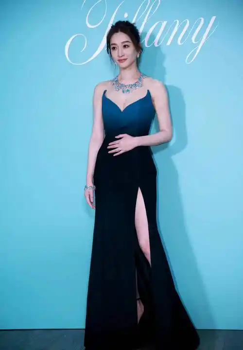 李小冉出席活动,穿一条蓝色渐变抹胸长裙,优雅大方又迷人!