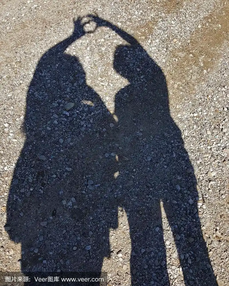 一对情侣做一个心形的影子