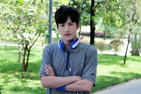 赵越甜蜜暴击开播全能社长骆冠言今晚上线