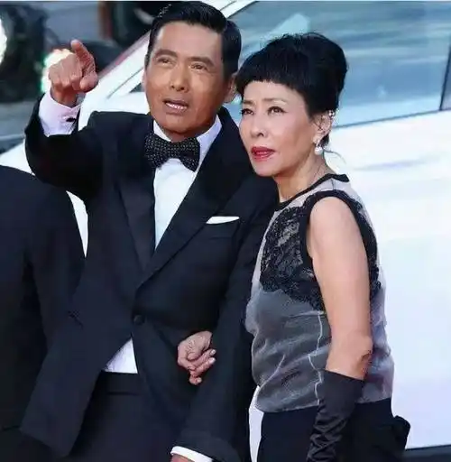 周润发苗侨伟夫妻同框,老当益壮风采依旧,曾华倩变小迷妹心情佳_合作