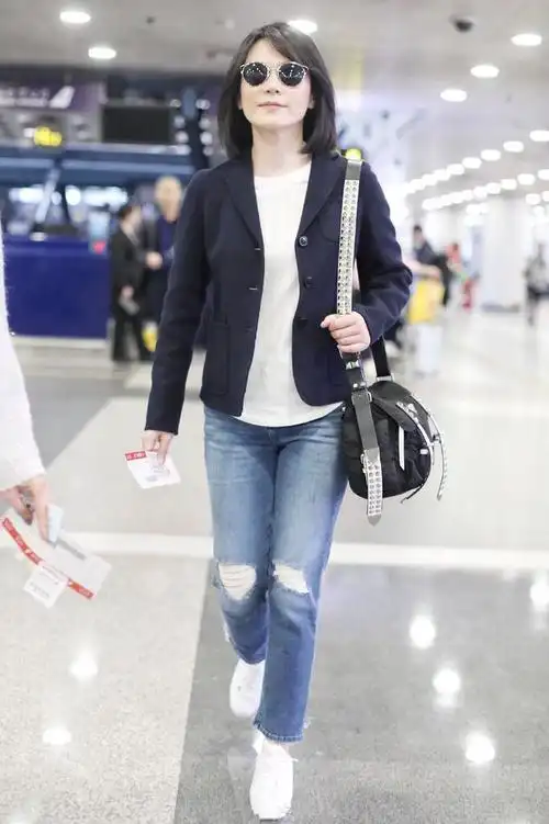 俞飞鸿穿深蓝色西装配破洞牛仔裤现身清爽迷人优雅女神范十足
