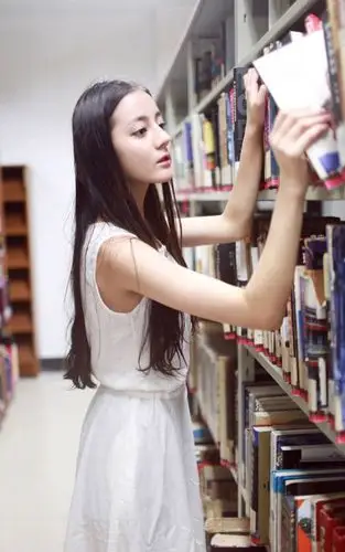 迪丽热巴经典校园风写真上线,纯白优雅迷人