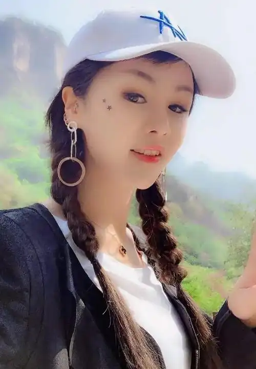 快手红人花姐性感图片快手大排档歌手花姐生活照写真11p