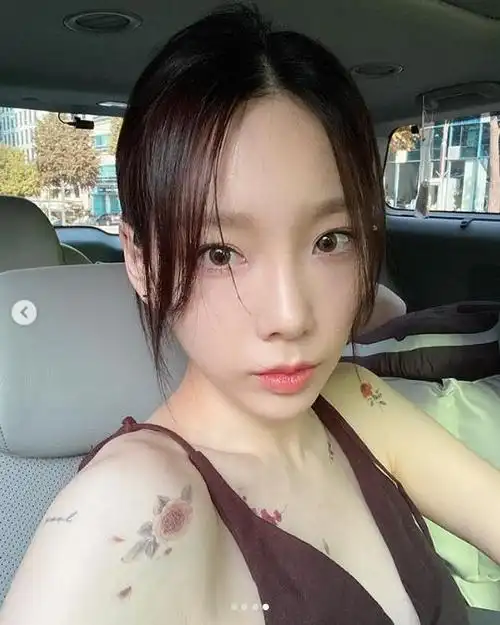 组图:泰妍晒最新美照 玫瑰纹身配黑色深v吊带性感妩媚