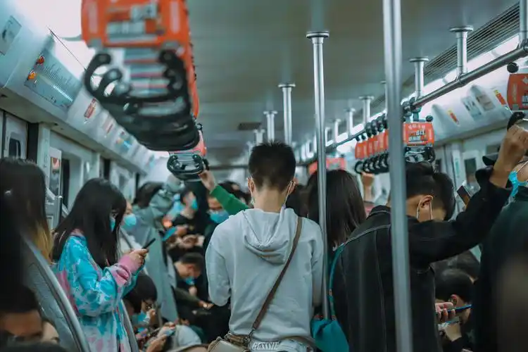 地铁上的人生百态