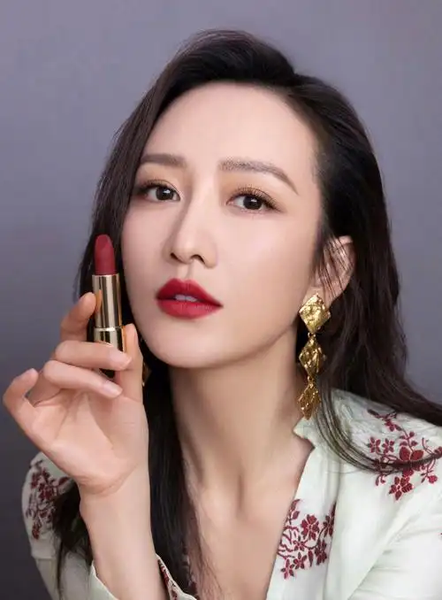 王鸥与您,新年开运色,祝大家新年快乐_腾讯新闻