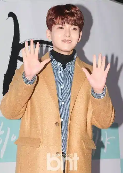 韩国人气组合super junior成员金厉旭确定担任《as4u》第五季主持.