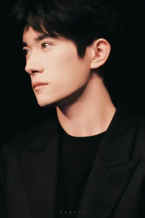 易烊千玺西装弹贝斯##易烊千玺眼睛肿了