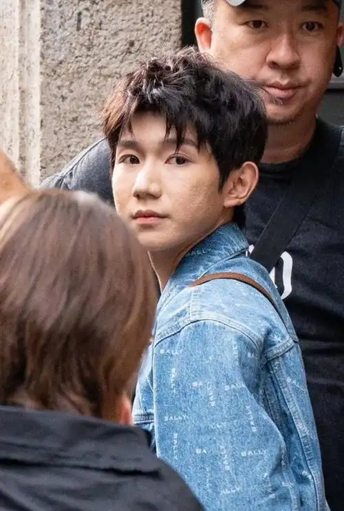 王源米兰时装周生图惹争议!脸上坑洼痘印明显,粉丝咬定被p黑图