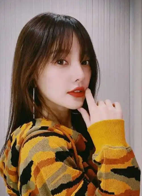 原创复出无戏李小璐学网红卖衣服自己做模特山根比额头还高真与众不同