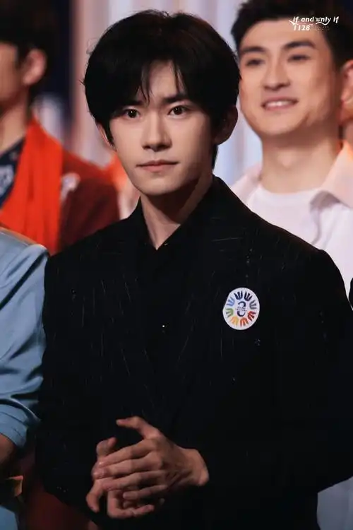 易烊千玺电影小小的我##易烊千玺不辞星海舞台#    是熠熠生辉大明星