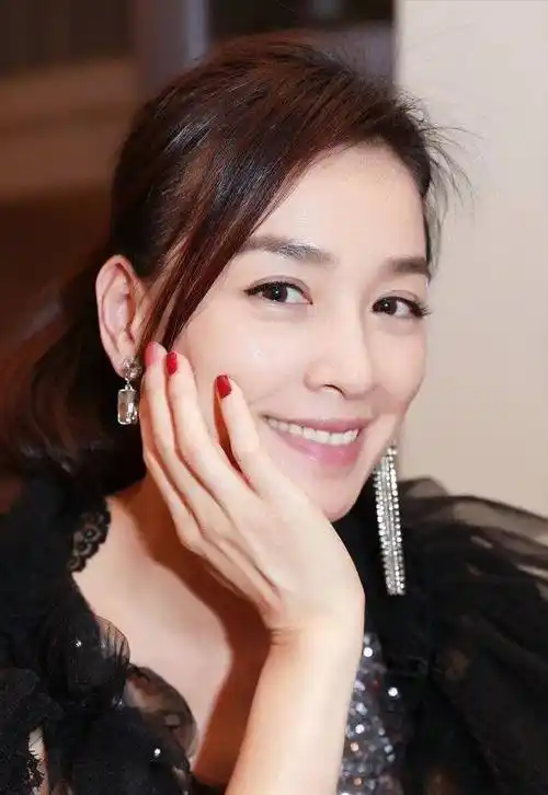 有漂亮酒窝的女星只服这8位,个个肤若凝脂,一颦一笑尽是风情_张含韵