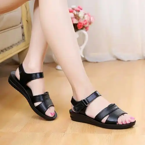 夏季真皮软底妈妈鞋女士凉鞋新款沙滩平底防滑中老年人百搭奶奶鞋