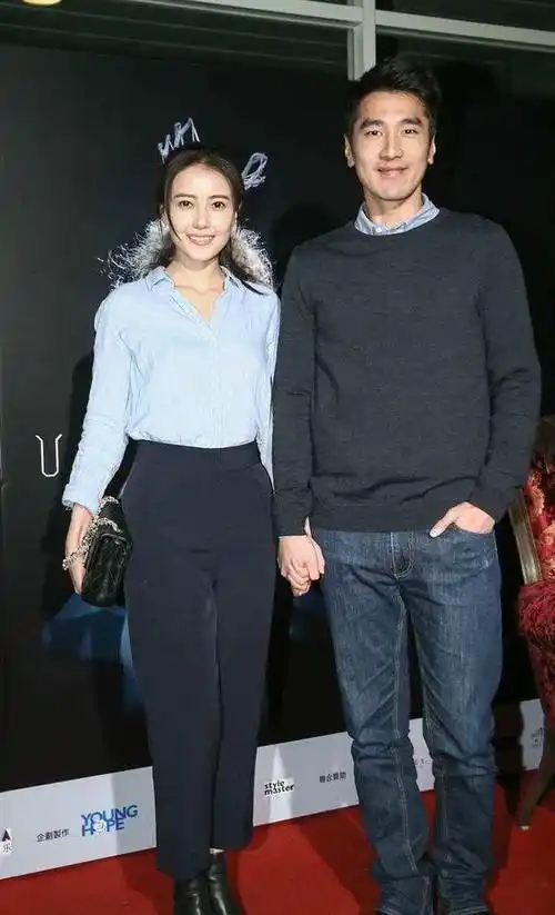 网友偶遇高圆圆赵又廷夫妇逛街,两人挽手同行热聊不停超级甜蜜_老婆