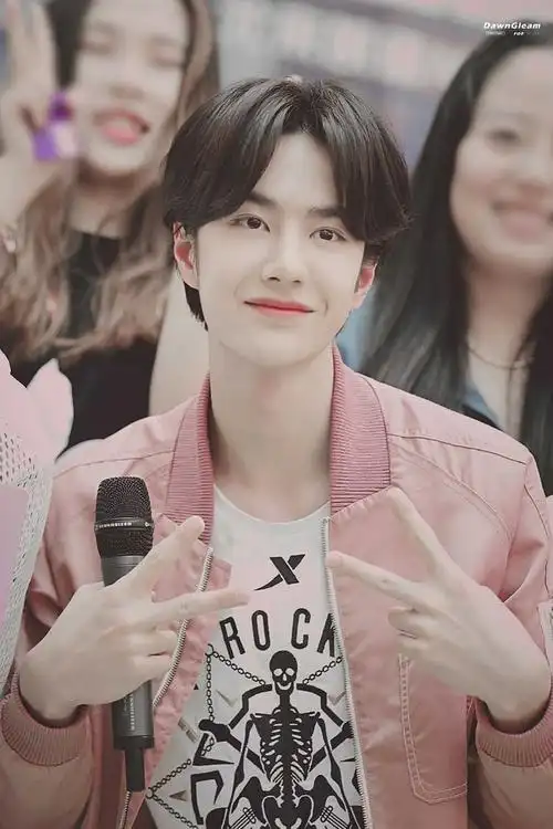 回应: 求王一博笑的图片