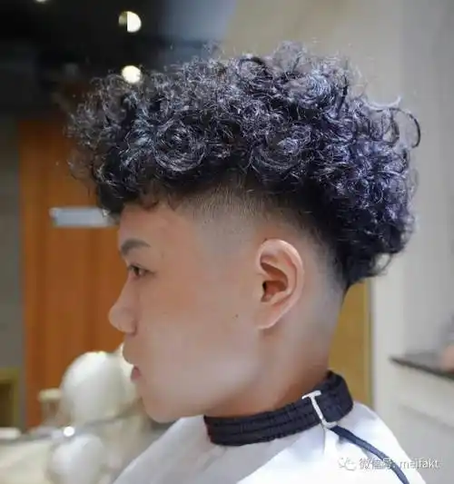 男生烫发种类都有哪几种 男士发型的烫发种类,首先按卷度分:可分为