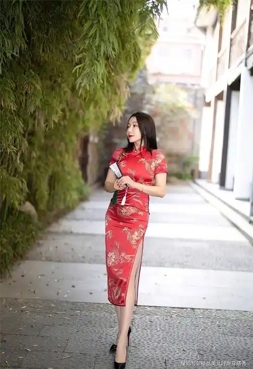 红色旗袍连衣裙热情洋溢,搭配黑色高跟鞋性感迷人彰显女性魅力_穿着