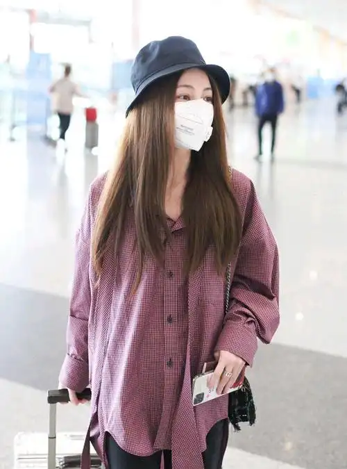 姚笛高调现身机场,穿格子衬衫配黑色半截裤,时不时尚?一目了然