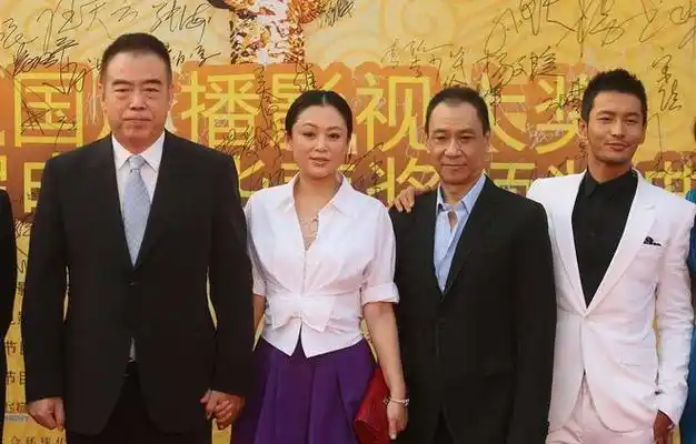 陈红和陈凯歌越来越有夫妻相了笑起来脸显得肉肉的还挺可爱