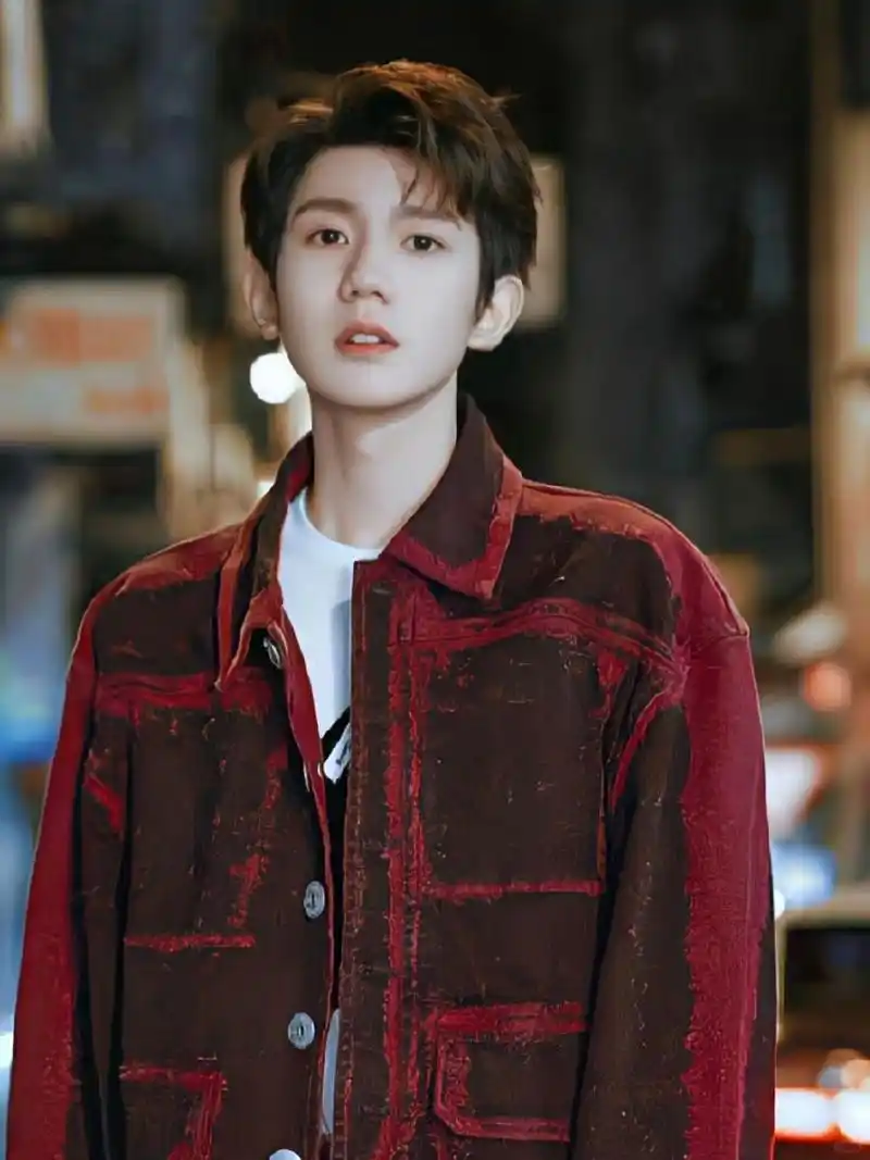 尤其是当我 看到 王源壁纸 和 王源神图 这两个话题时,我简直控制不住