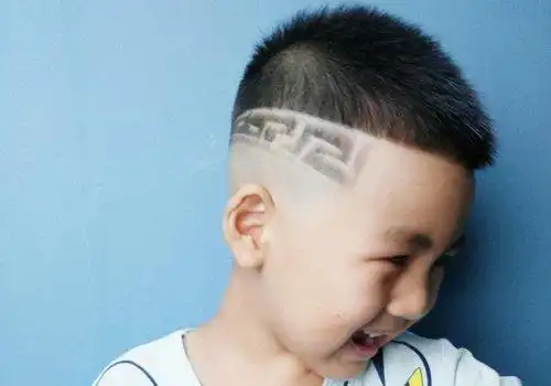 三四岁男孩梳剃两边短发真帅 2020年男幼童酷帅时髦短发设计_发型师姐