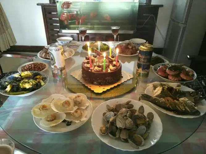 一桌除夕饭,一桌生日宴.