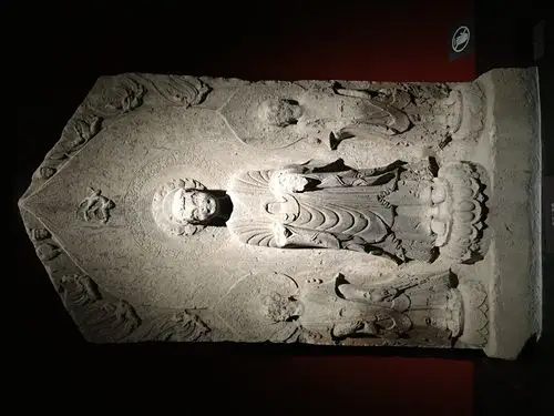 即所谓的"褒衣博带",佛像也变得清秀