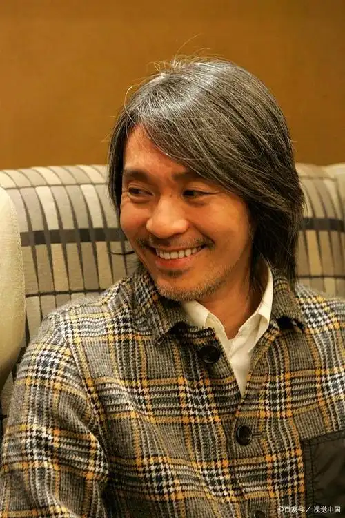 据传,周星驰的婚姻观念比较传统,认为婚姻是一生中最重要的事情,因此