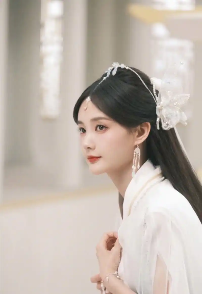 李一桐这个古装造型太美太灵气了,说实话她的古装扮相比现代装好看多