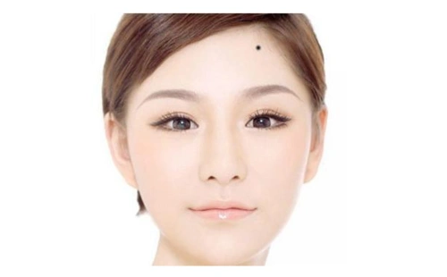 人中旁边有痣人中旁边有痣的女人她们在生活中会是一个耳根子比较软的