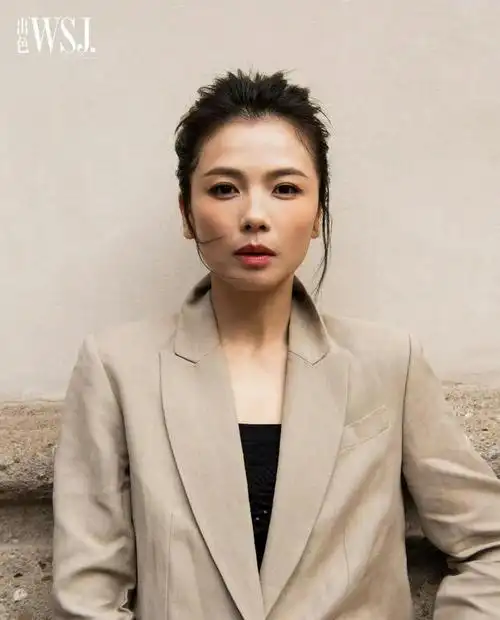 45岁刘涛脸嫩到不敢认穿一身白参加活动状态绝了这也太美了