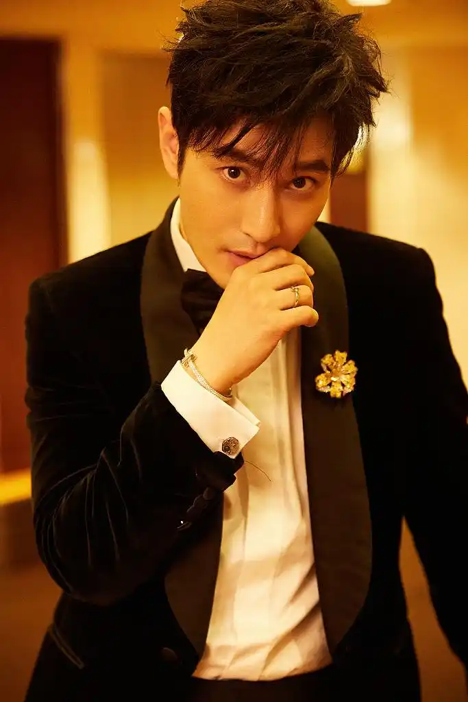 打开凤凰新闻,查看更多高清图片2021年6月10日,黄晓明亮相第27届上海