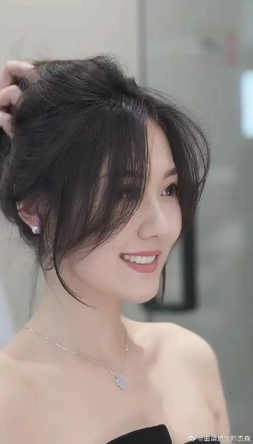 凸显气质:八字刘海不仅能够修饰脸型,还能凸显出个人的气质.